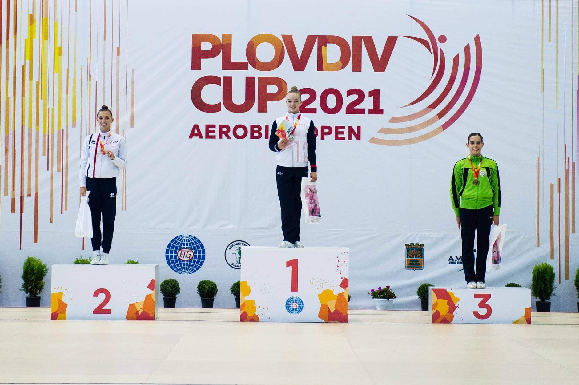 Maëlys sur la seconde marche du podium à la Plovdiv Cup